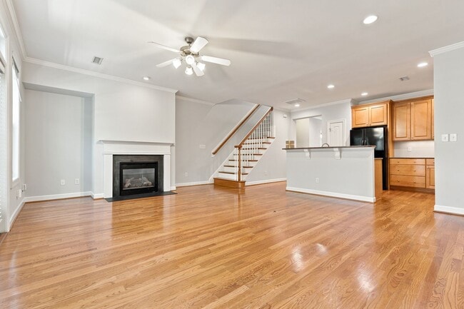 Building Photo - Beautiful 3 Bedroom / 2.5 Bathroom Townhome - Available NOW!