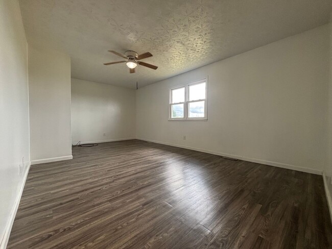 Building Photo - MOVE IN SPECIAL 1/2 off first month rent A...