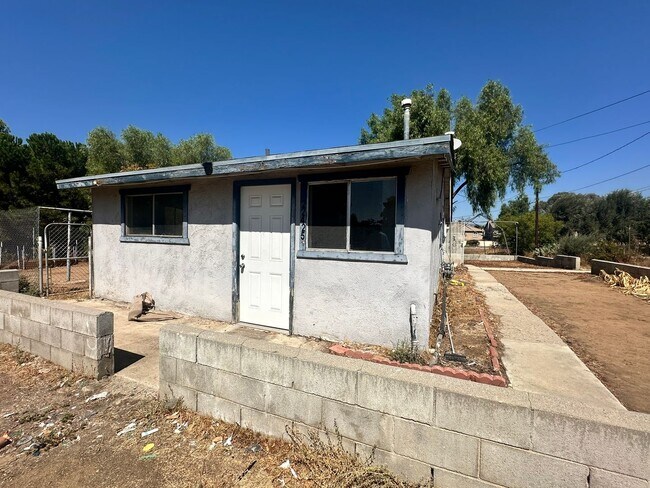 Building Photo - 3bd/ 1ba Moreno Valley Home + 2 CAR GARAGE