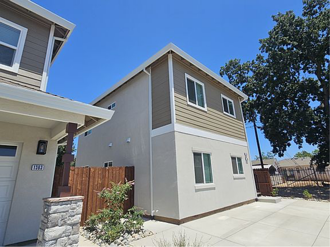 Foto principal - 2 bed 1 bath - Brand New Never Been Lived