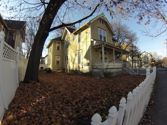 Building Photo - 402 S Plain St