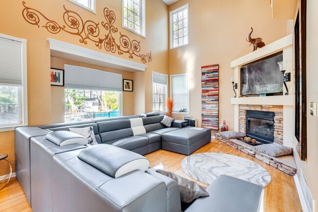 Building Photo - 14 Normandy Dr