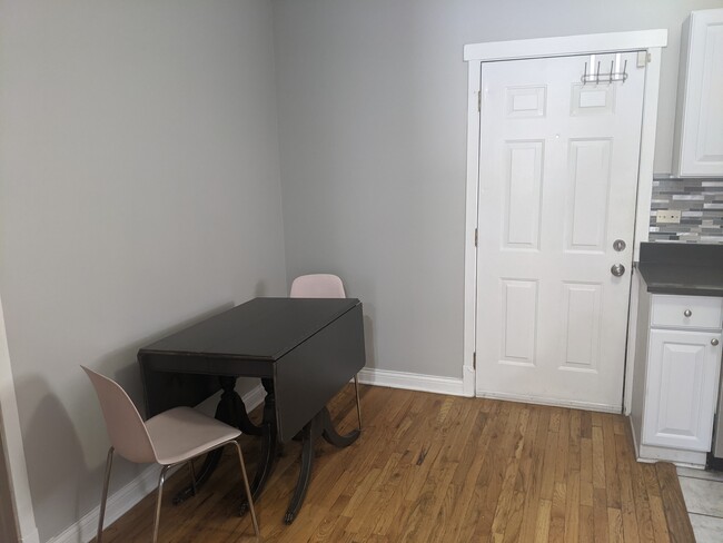 Foto del edificio - 4546 N Troy St