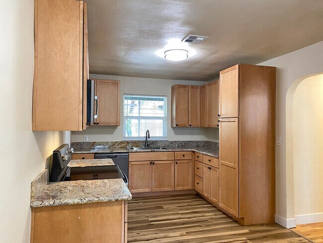 Building Photo - Spacious 4 bedroom home!
