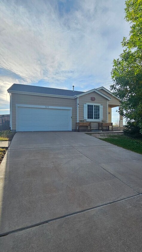 Foto principal - MOVE IN SPECIAL: $500 OFF FIRST MONTH'S RENT | $2700 | 4BR/3BA | Pet Friendly House with a Bonus ...