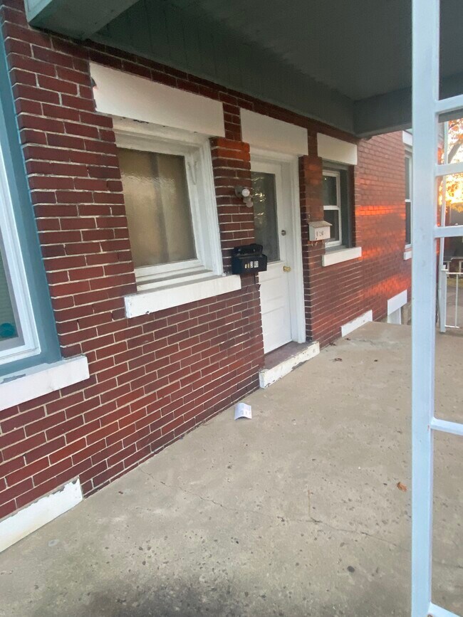 Entrada lateral - 1417 Dormont Ave
