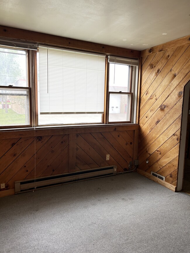 Building Photo - 115 Main St W