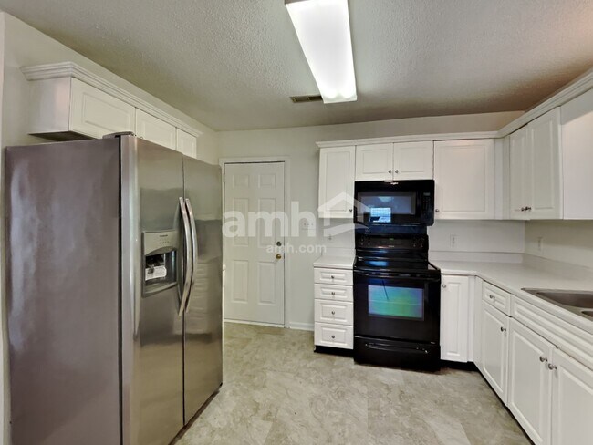 Foto del edificio - 15010 Ashlight Dr