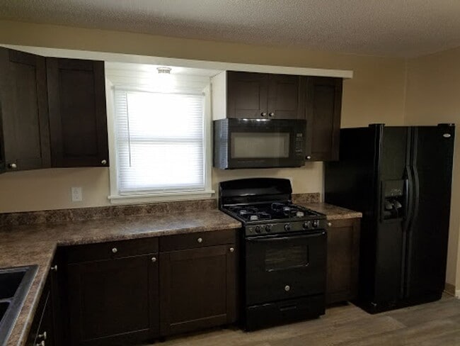 Building Photo - 2 Bedroom, 1 Bathroom Home 5 Minutes from ...