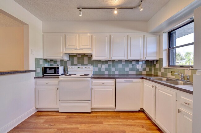 Building Photo - 1270 SE Parkview Pl