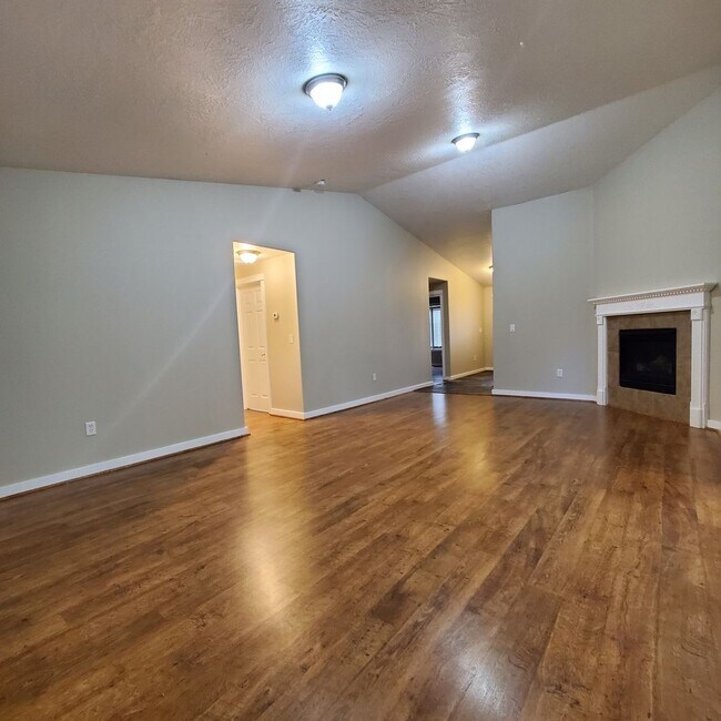 Foto del edificio - 3 Bedroom Home, Pet Friendly, with a fence...