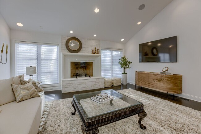 Foto del edificio - Fully Furnished 5-Bedroom with High-End Fi...