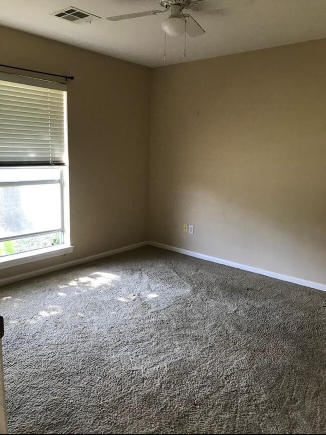 Building Photo - 527 N Avenue Y