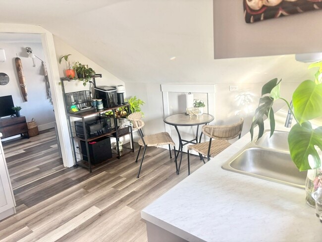 Building Photo - 2 Bedroom / 1 Bathroom Unit - Available for Rent!