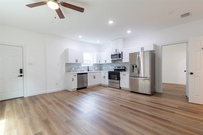 Foto del edificio - 8210 Sparta St