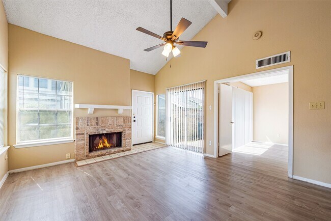 Foto del edificio - 6315 Cattails Ln