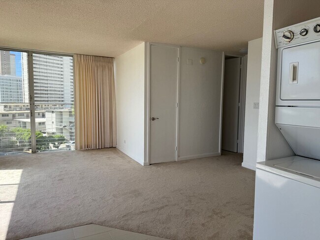 Building Photo - Remodeled 2 bedroom, 1 bath with assigned ...