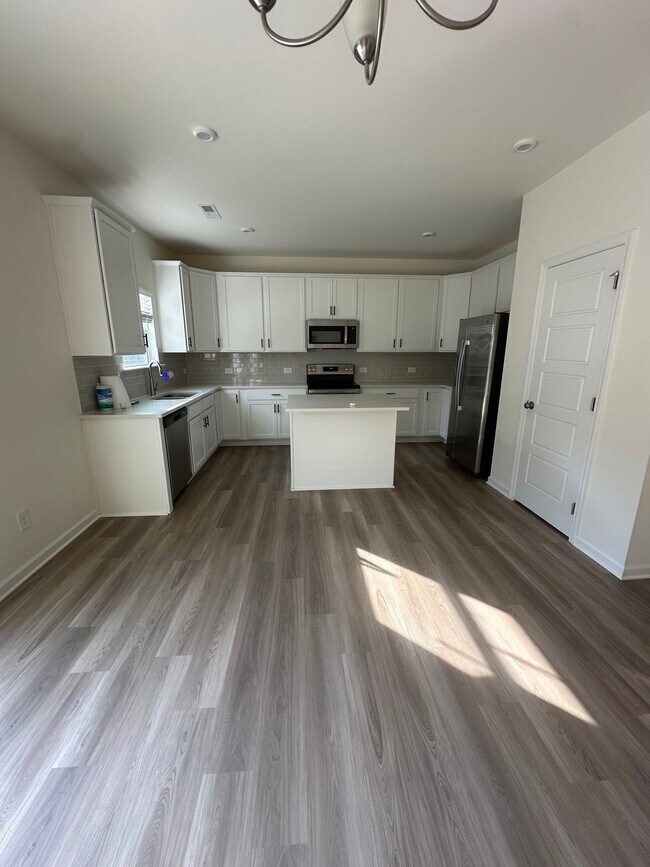 Foto del edificio - 423 Bassett Ln