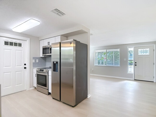 Building Photo - 5711 Pine St