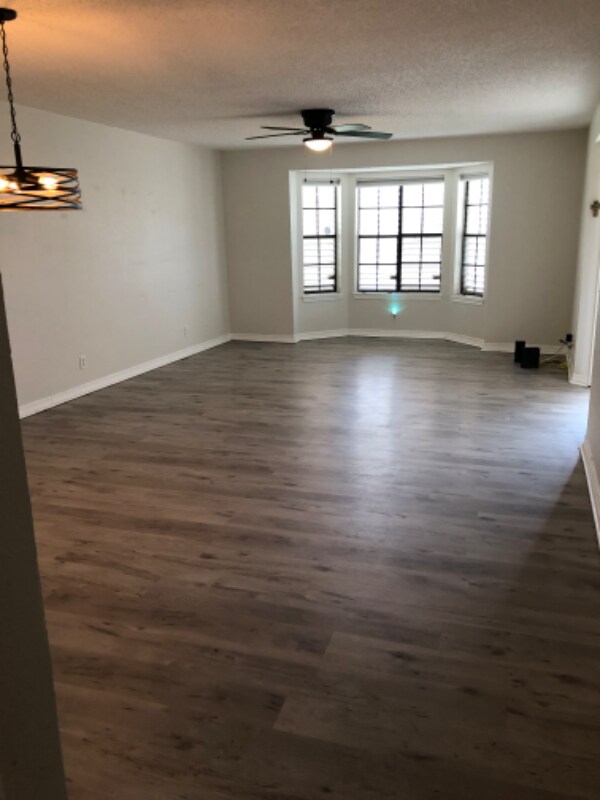 Foto del edificio - 4445 Cedar Pass Dr