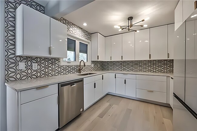 Foto del edificio - Wonderful Furnished Modern Home in Overlan...