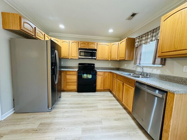 Foto del edificio - 2 bed, 2.5 bath updated townhouse w/ 1-car garage & Trex deck available now