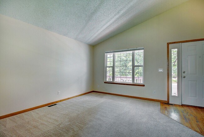 Foto del edificio - Charming 3 Bed 2 Bath Willow Run Home - Available August 10!