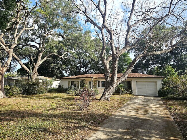 Foto del edificio - Lake Pasadena - Charming 2 Bedroom Home with Spacious Yard