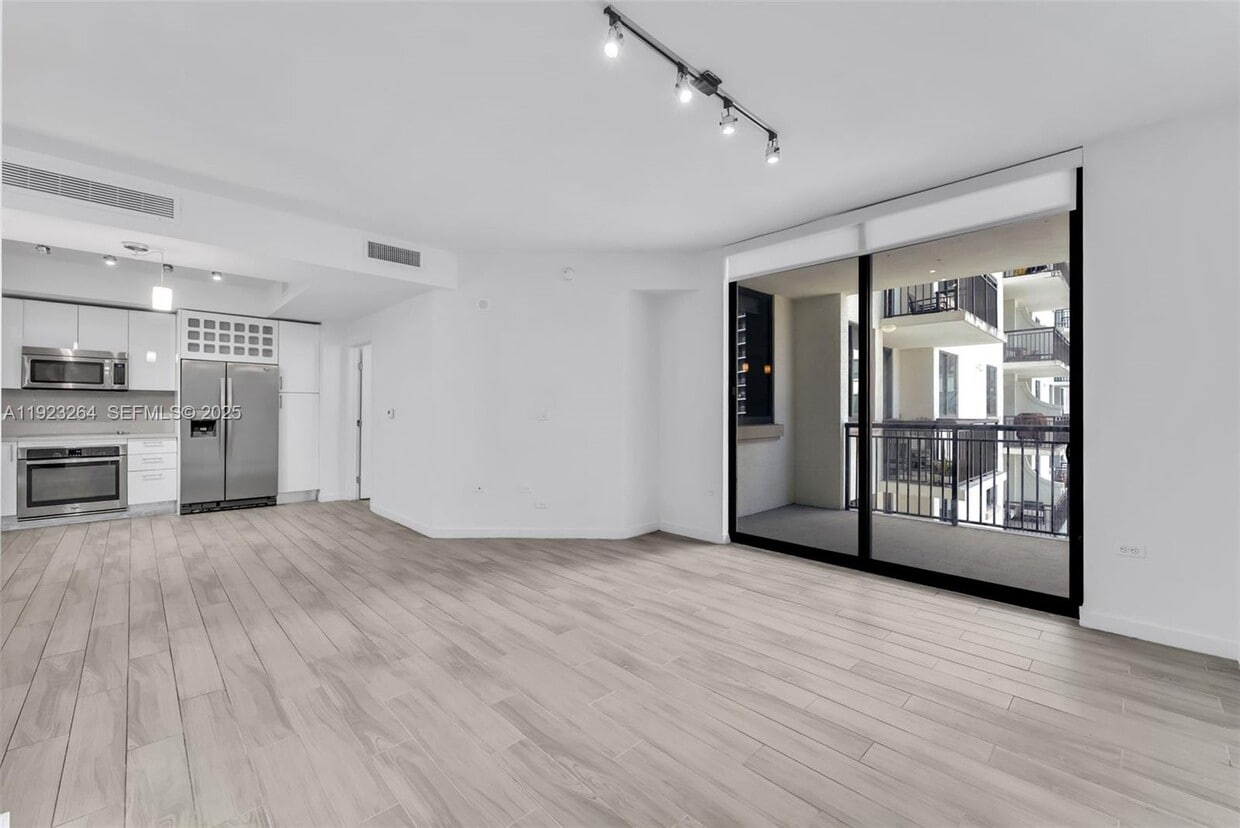 Primary Photo - 999 SW 1st Ave