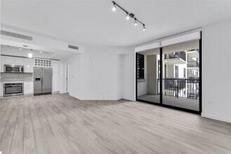 Building Photo - 999 SW 1st Ave