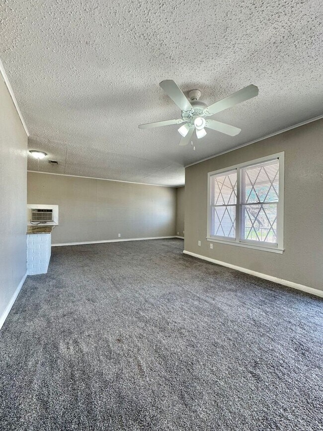 Foto del edificio - COMING APRIL 2026!! 2 Bedroom/1 Bathroom!!