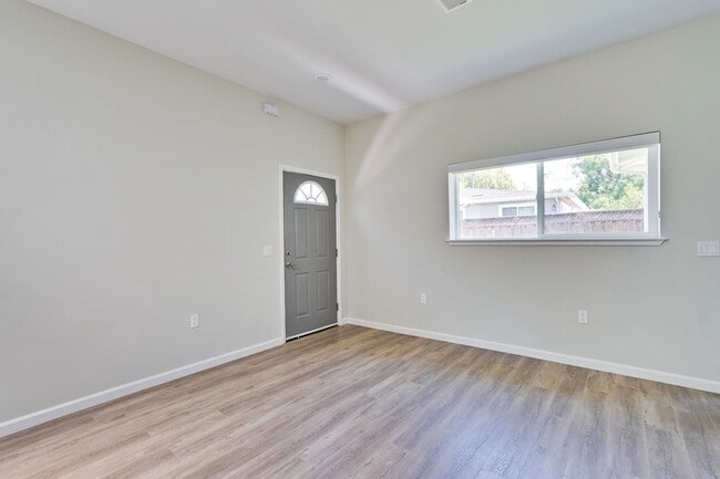 Building Photo - Excellent 2 bed 1 Bath ADU