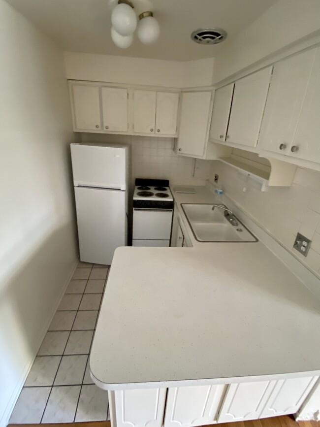 Foto del edificio - 6163 N Kenmore Ave