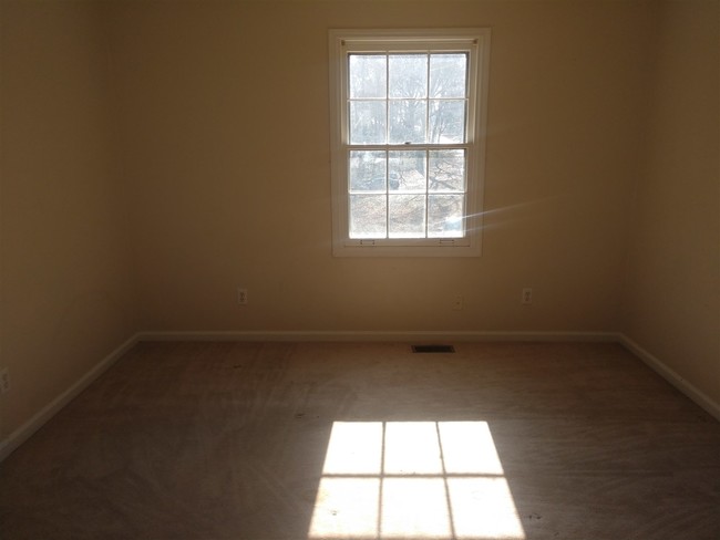 Building Photo - 326 Lynn Dr