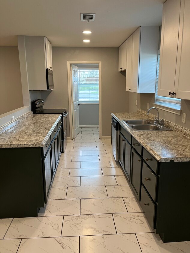 Kitchen - 122 Oak Hill Dr
