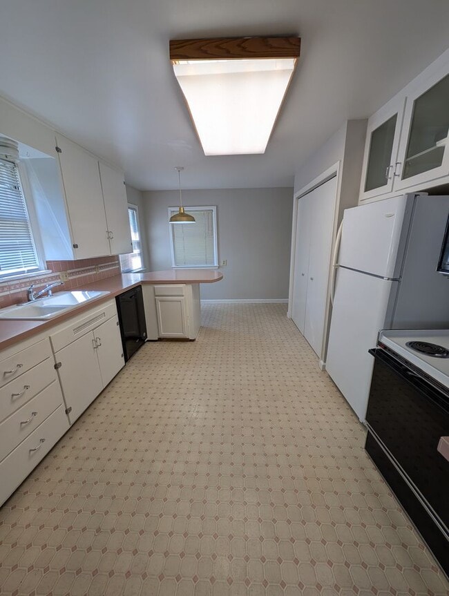Building Photo - 547 S 11th Ave