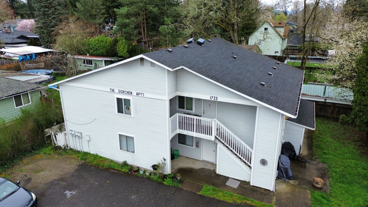 Primary Photo - 3 bedroom 1 bath upstairs apartment