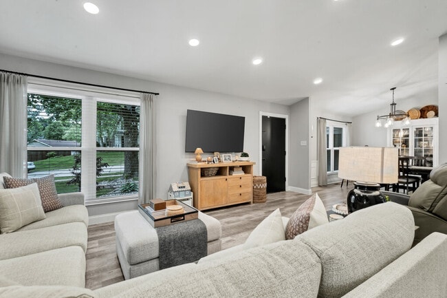 Building Photo - 2947 Meramar Dr