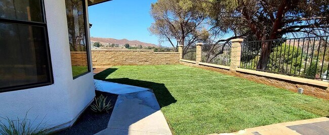 Building Photo - Comfort And Elegance In This 4 Bed/3 Bath ...