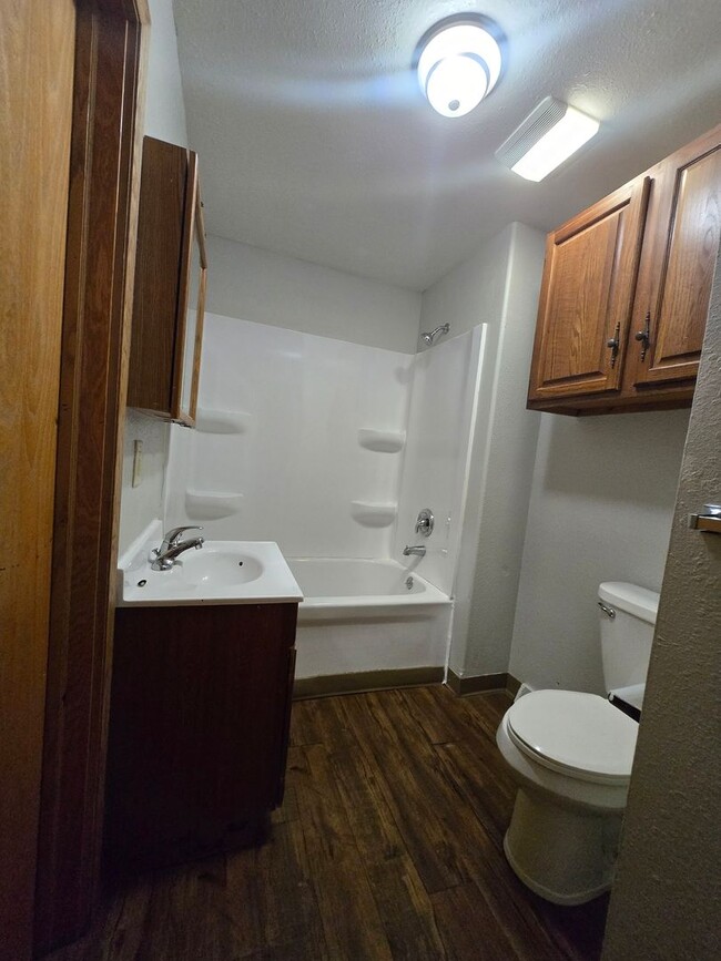 Foto del edificio - 3 bed 1 bath with large yard