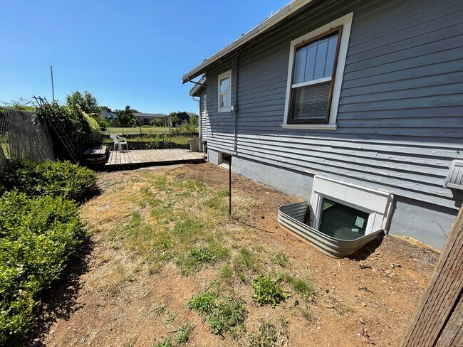 Building Photo - Sweet + vintage little 1br/1ba House in th...