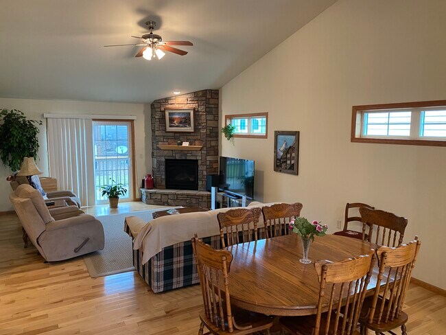 Foto del edificio - 1321 Pinecrest Ln