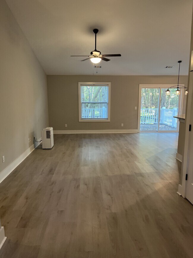 Foto del edificio - Stunning 3 bed, 2 bath in Grove Point!!!