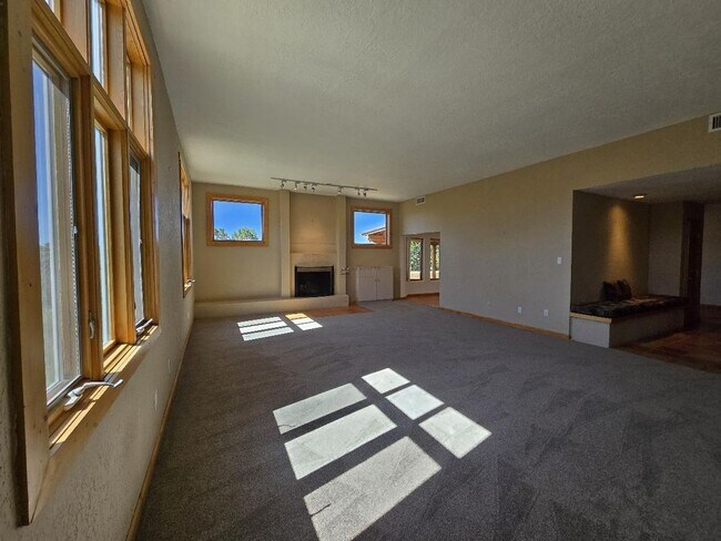 Building Photo - 8 Ute Ln