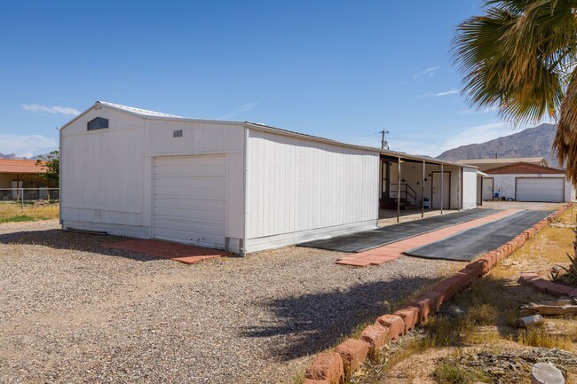 Building Photo - Home in Desert Springs