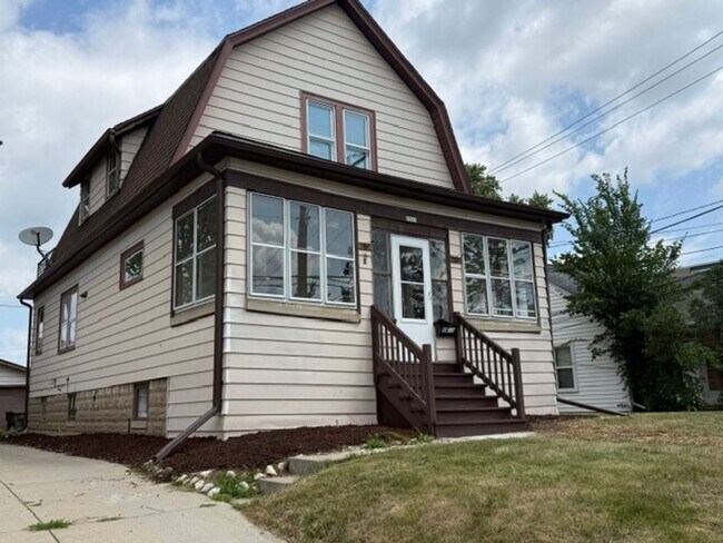 Building Photo - Large 3 Bedroom 1 bath, 2 car garage West Allis home