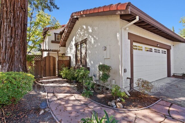 Foto del edificio - 725 Old Creek Rd