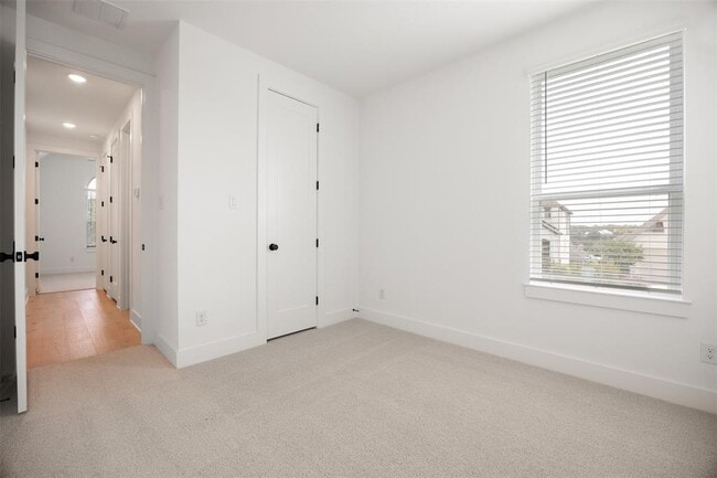 Building Photo - 128 Fox Run