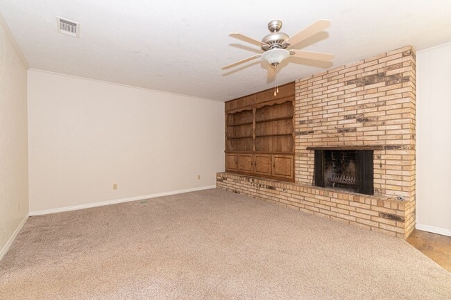 Building Photo - VERY large home in a great location!!