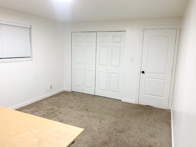 Building Photo - 681 N Valley Dr